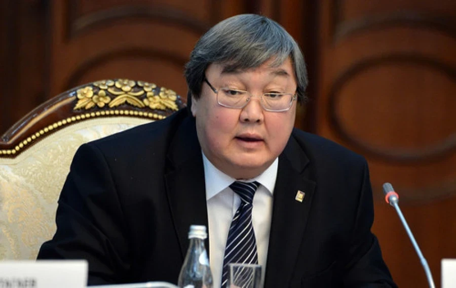 Историк и экс-спикер Курманов назвал ситуацию с мандатом Айдарбекова проверкой зрелости институтов