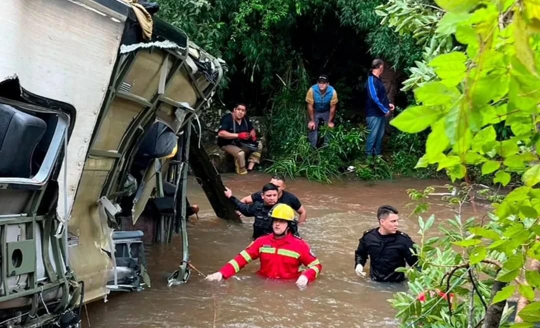 Пассажирский автобус упал в реку в Бангладеш: погибли 18 человек
