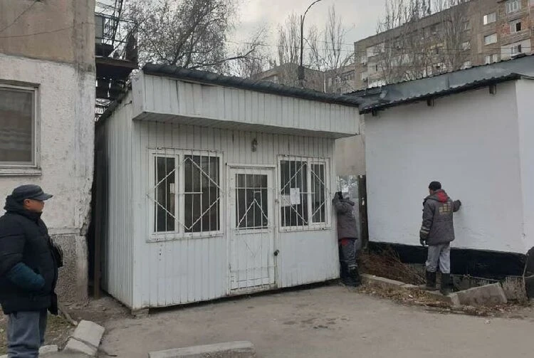The placement of kiosks and canopies in the courtyards of high-rise buildings has been banned in Bishkek.