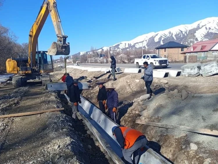 On the Korumdu-Balbay Batyr section, the laying of the second layer of asphalt has begun