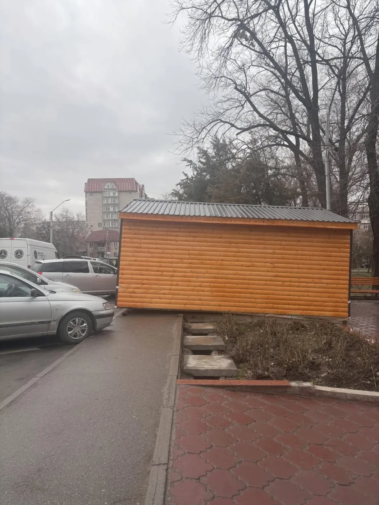 На "радость пешеходам" установили павильон в сквере им. Т. Молдо