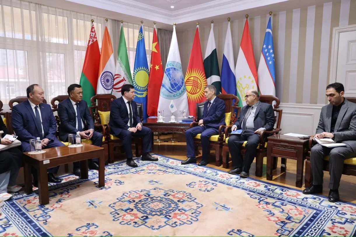 Пекинде Казыбек Молдажиев жана ШОСтун башкатчысы спорт тармагындагы кызматташтык маселелерин талкуулашты