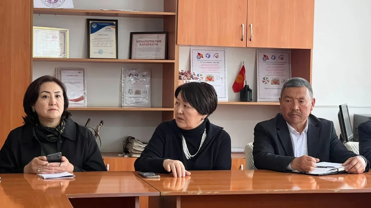 Догдуркүл Кендирбаева Баткен облусундагы билим берүү мекемелеринин жетекчилери менен жолугушту
