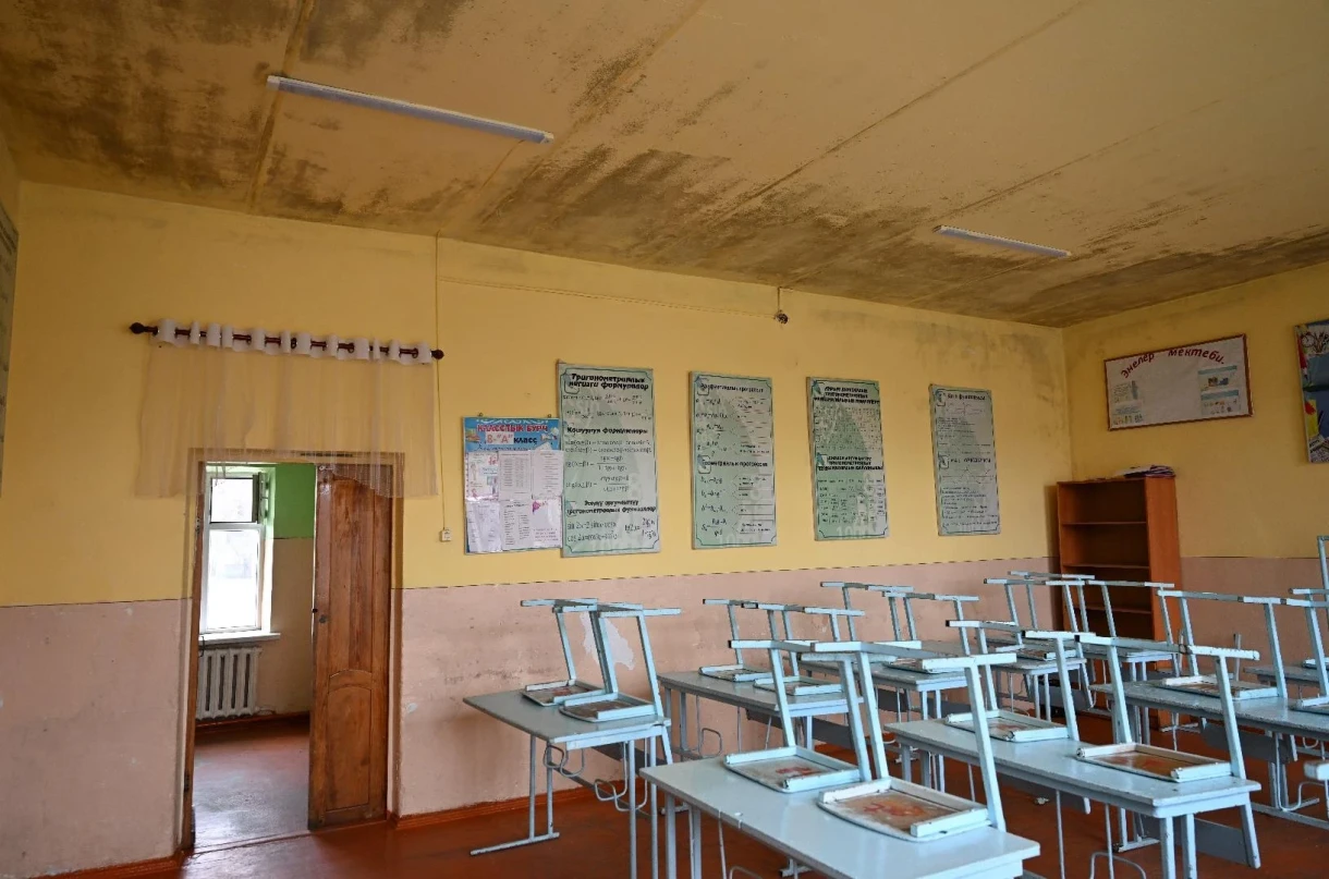 Депутатам ЖК показали аварийную школу в Таласе. Ее построили в 1932 году