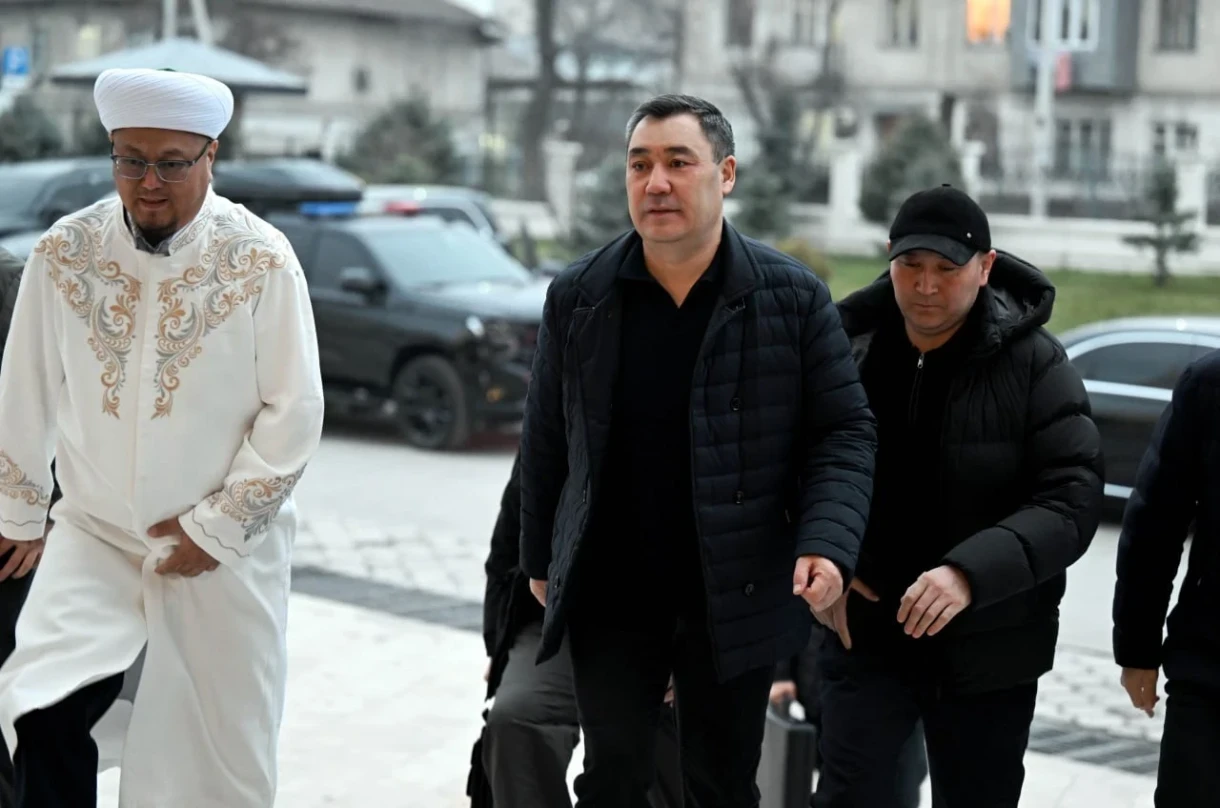 Президент провел ооз ачар в центральной мечети Бишкека