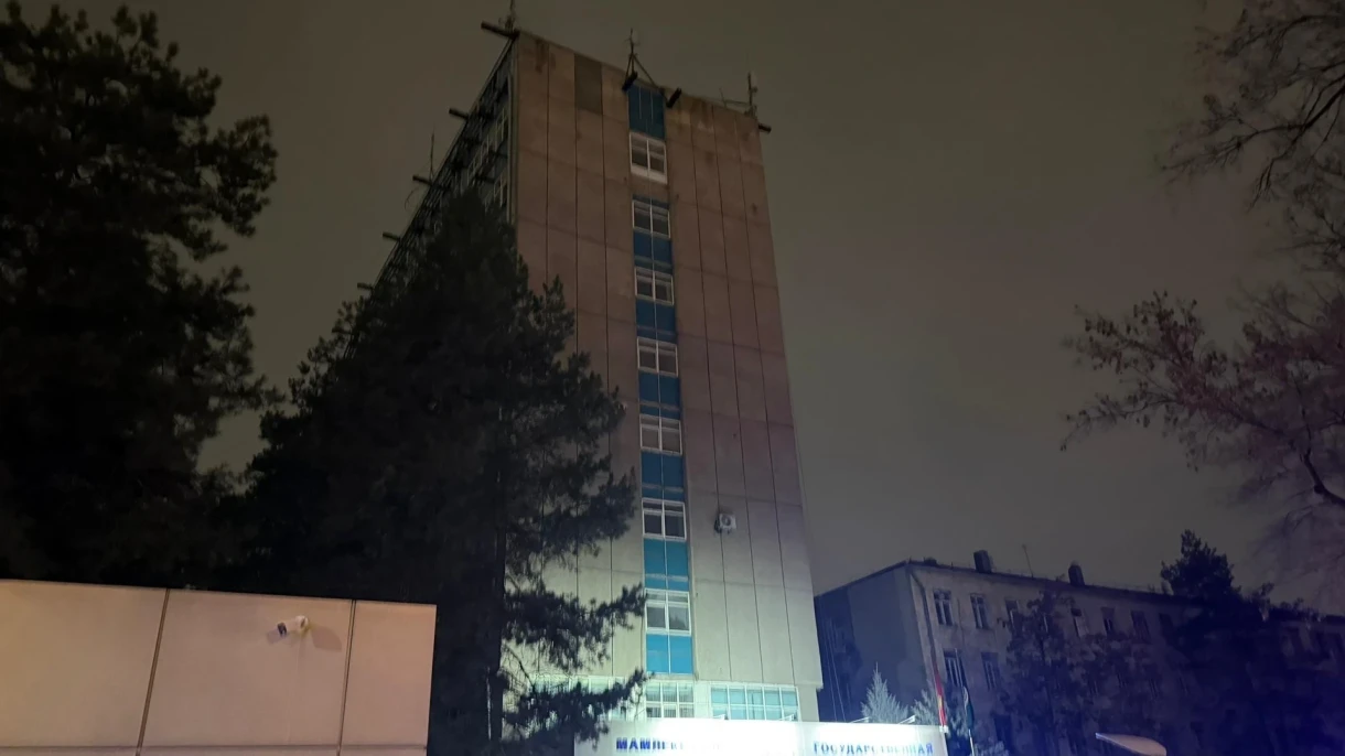 В Бишкеке сгорела крыша здания Таможенной службы