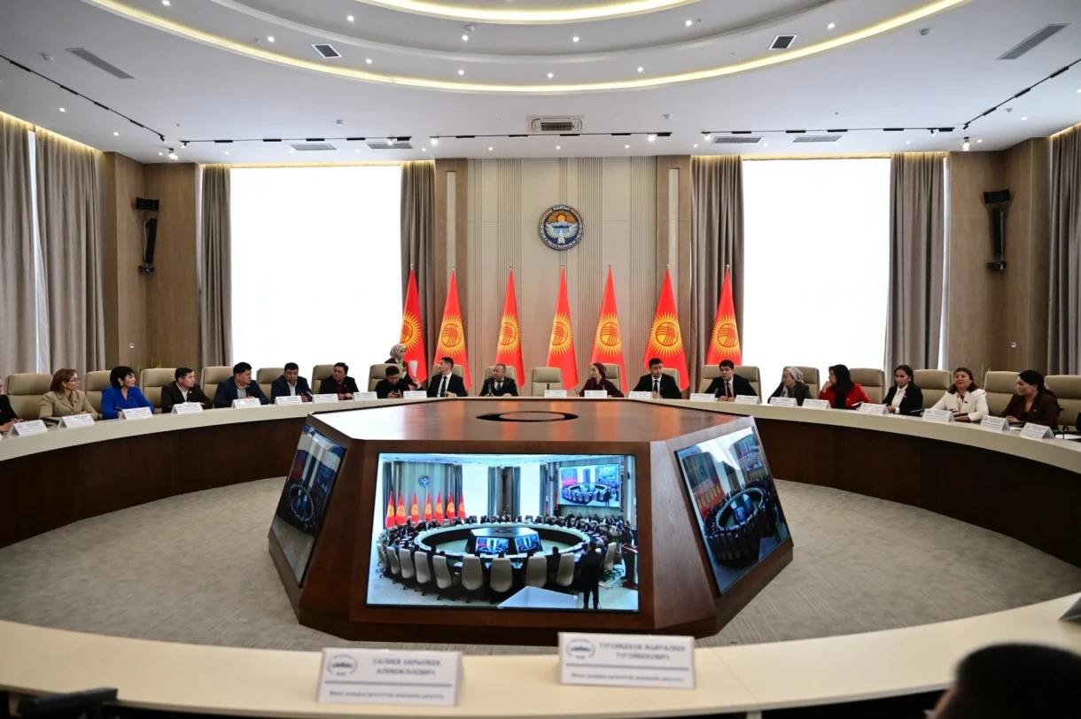 Манасда үч сааттык талаш-тартыштан кийин депутаттар жаңы кенештин төрагасын шайлашты