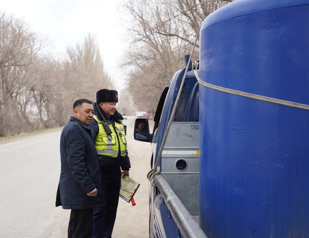 В Бишкеке оштрафовали водителей. Их машины загрязняли воздух