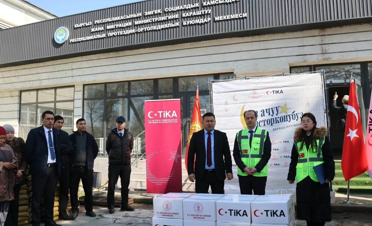 Бишкекте 500 аз камсыз болгон үй-бүлөгө азык-түлүк наборлору берилди