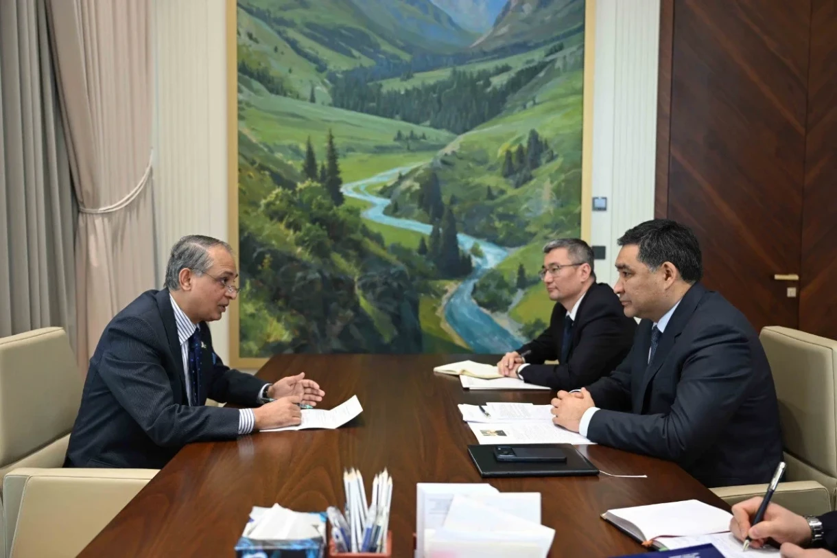 Увеличение объема взаимной торговли обсудили Амангельдиев и посол Пакистана в КР