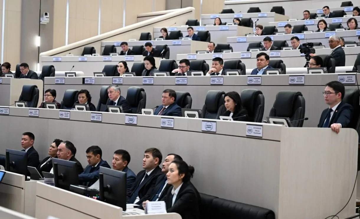 В парламенте Кыргызстана установлен новый мировой рекорд по числу женщин-депутатов