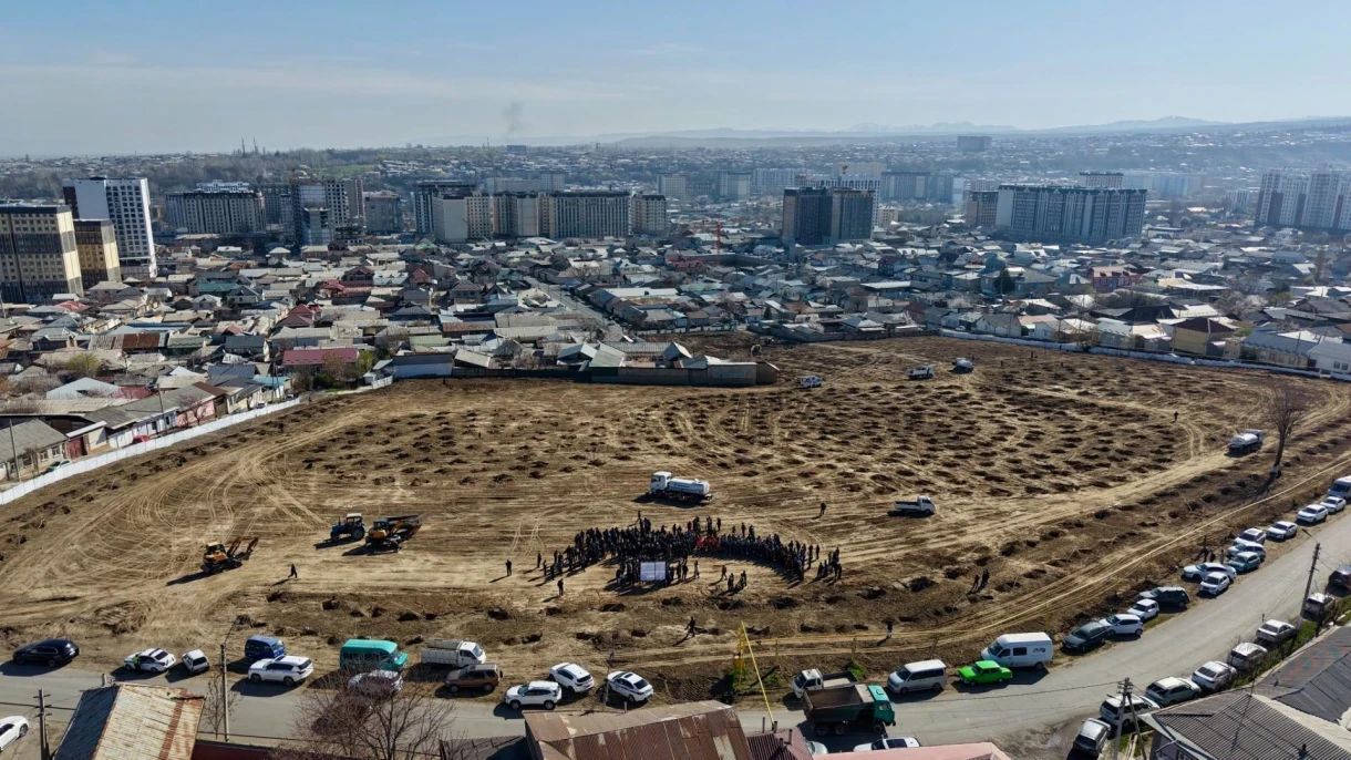Территорию бывшего кладбища в городе Ош превращают в зеленую зону