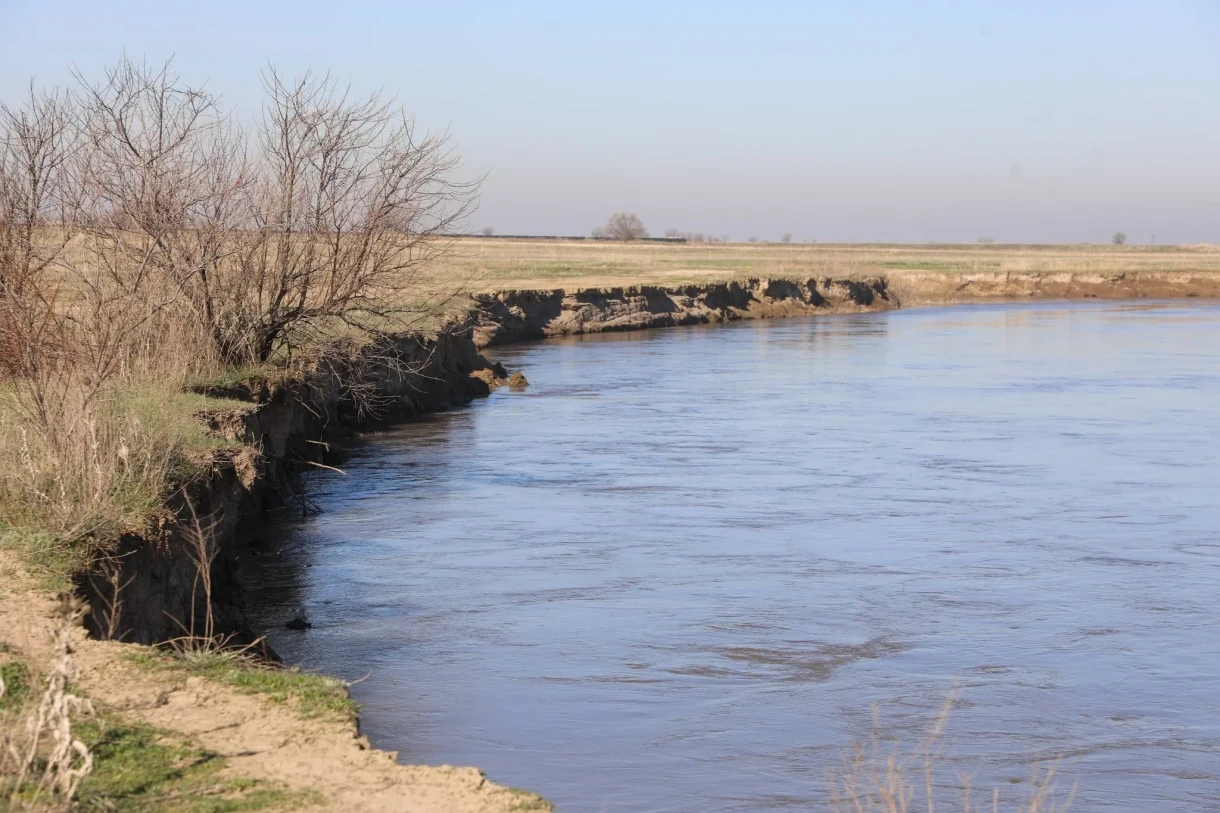 На реке Чу ведутся берегоукрепительные работы