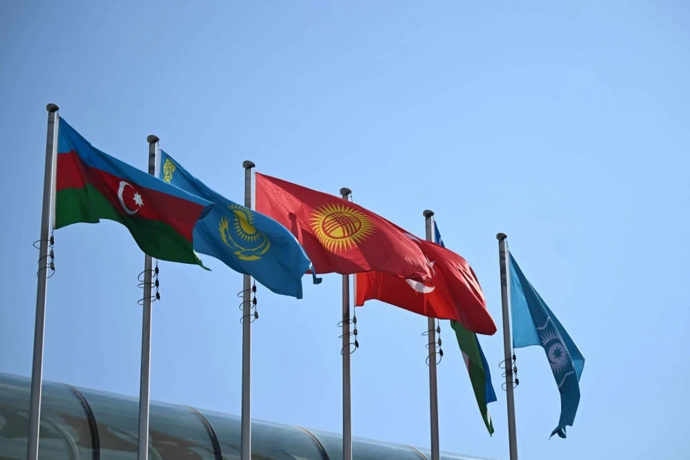 Адылбек Касымалиев Азербайжанга учуп келди