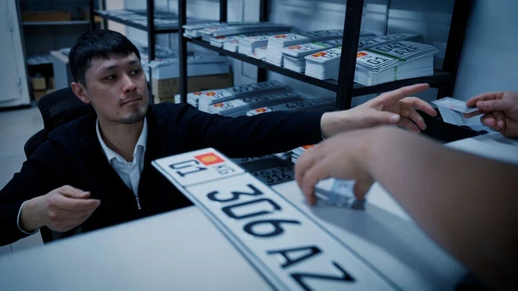 Автону үйдөн чыкпай эле каттоого болот: президенттин буйругу