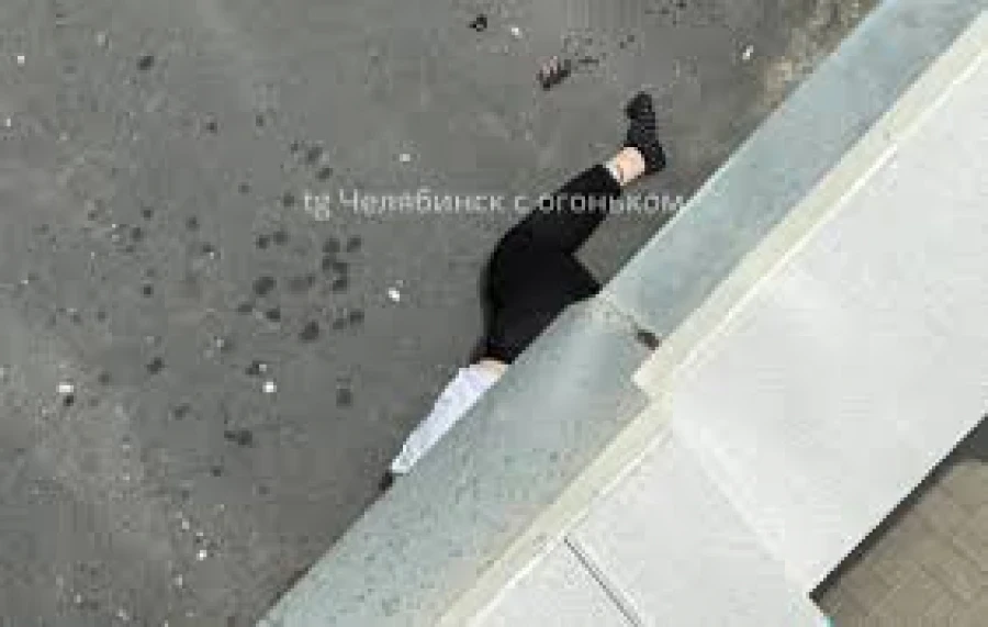 В Бишкеке из окна многоэтажки выпала женщина с двумя детьми