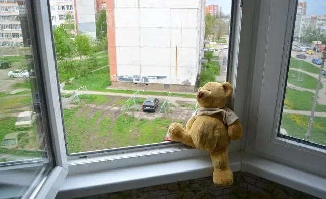 В Бишкеке женщина с двумя детьми выпала с шестого этажа