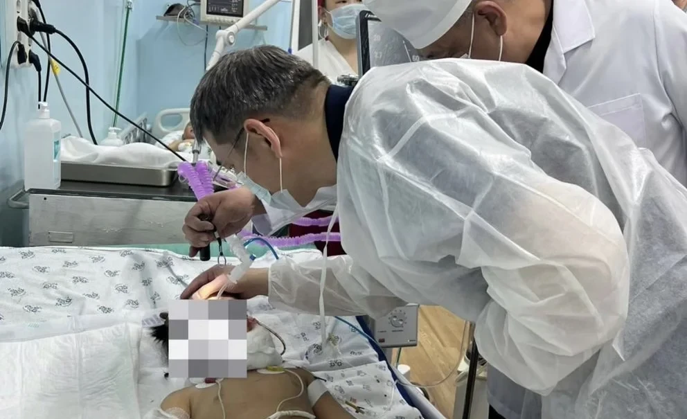 КРдин саламаттык сактоо министри алтынчы кабаттан кулаган кызды зыярат кылды