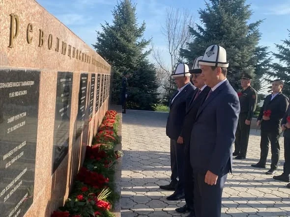 «Ата-Бейитте» апрель окуяларында каза болгондордун элесин эскеришти