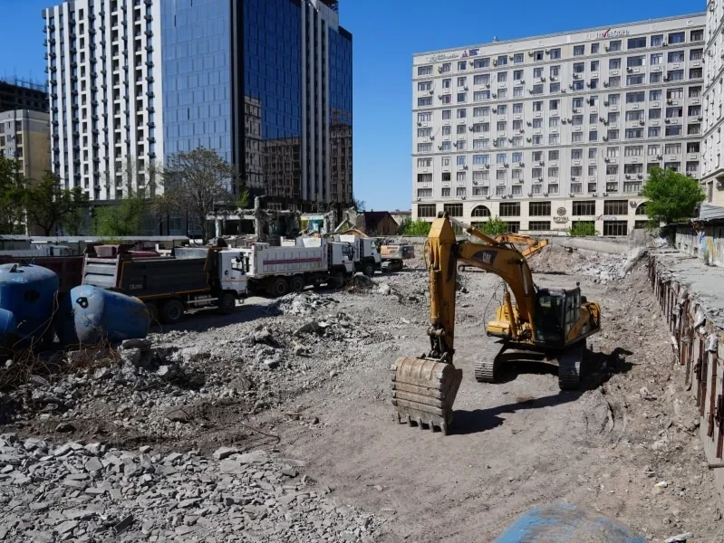 Реконструкция бассейна во Дворце спорта и новая дорога к аэропорту - мэр Бишкека проверил ход работ