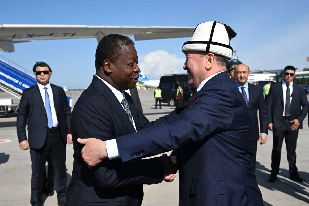 В Бишкек прилетел председатель совета министров Того. Как его встретили