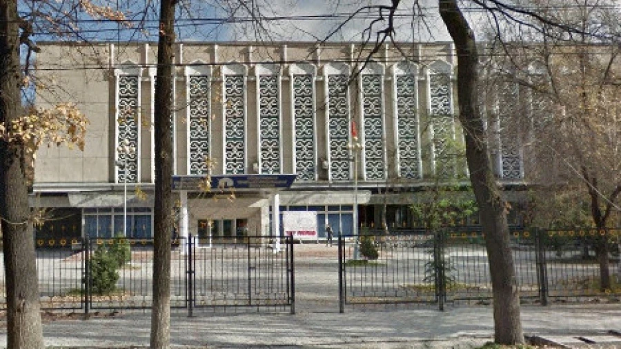 Сотрудникам государственных СМИ в Кыргызстане повысили зарплаты до 100 тысяч сомов и выше