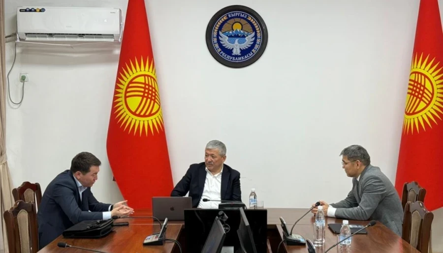 Адылбек Касымалиев провел совещание в Минздраве