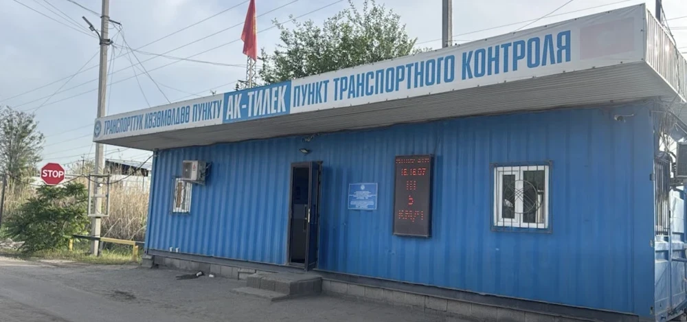 Задержали бывшего и действующего инспекторов пункта весогабаритного контроля "Ак-Тилек"