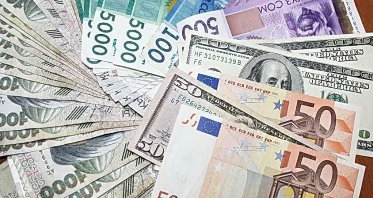 Рубль умеренно дешевеет, юань возобновил рост: курс валют на 25 мая