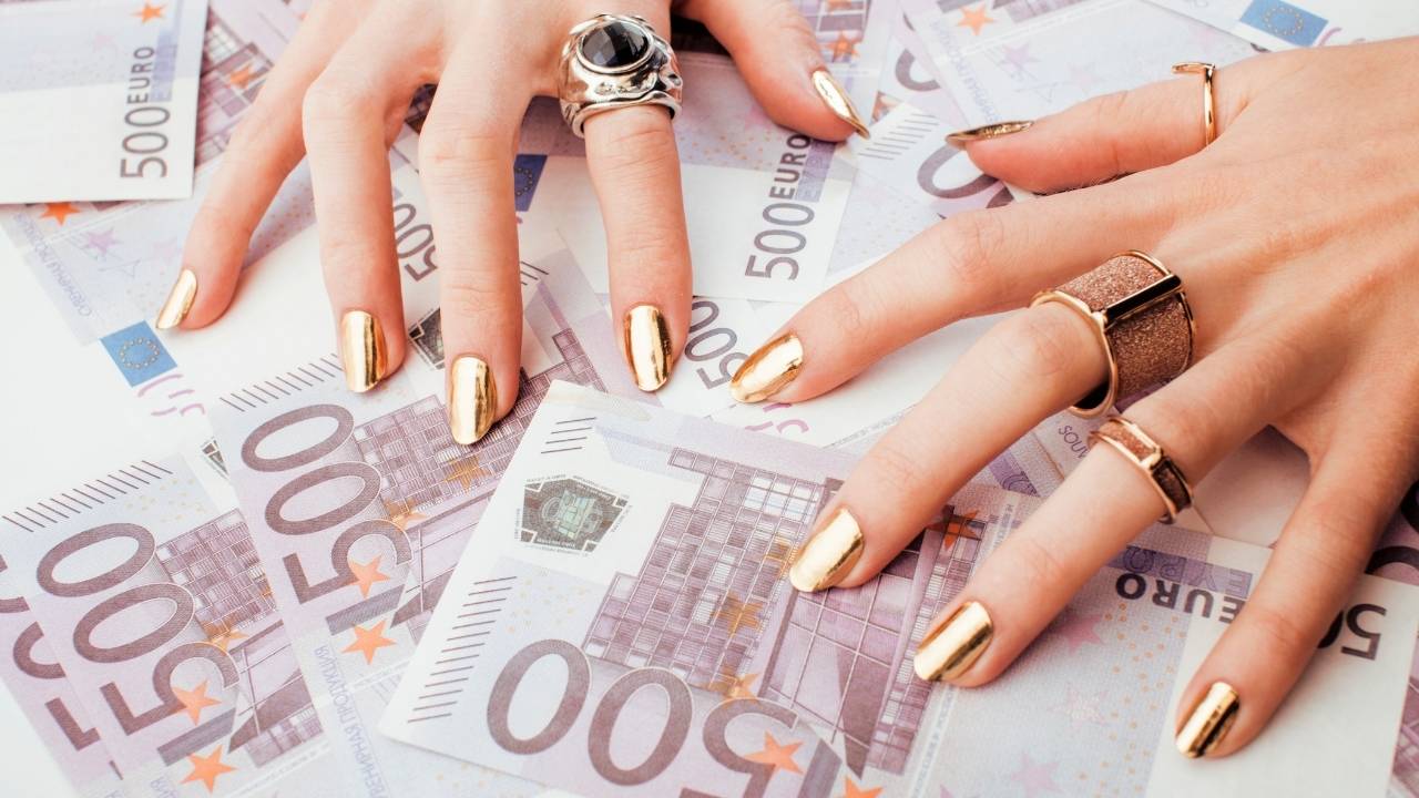 Какие модные оттенки маникюра принесут деньги и удачу в декабре 2024 года